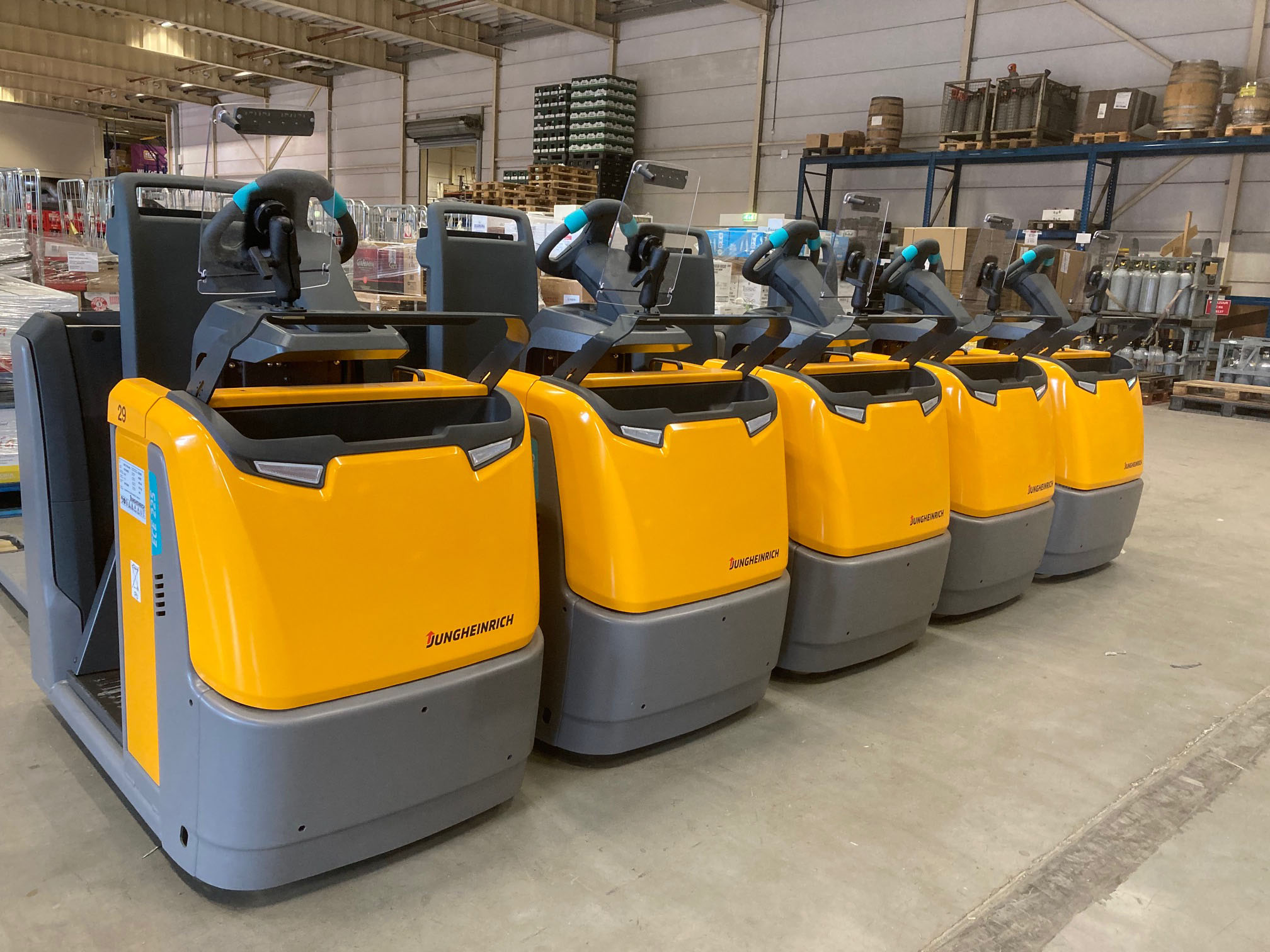 5 nieuwe Jungheinrich orderpicktrucks afgeleverd bij De Monnik Dranken