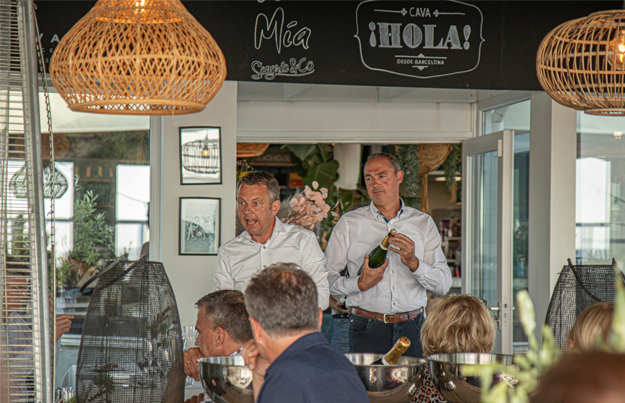 Er zat muziek in de wijnen van Dopff au Moulin op Wijndiner bij Beachclub 't Gorsje