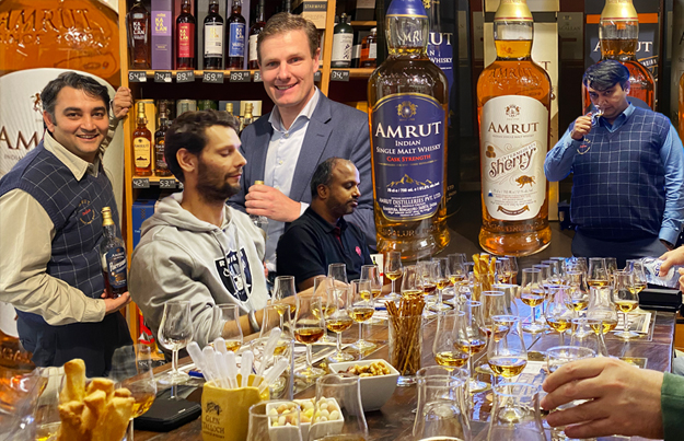 Pramod Kashyap laat bijzondere Amrut whisky’s proeven